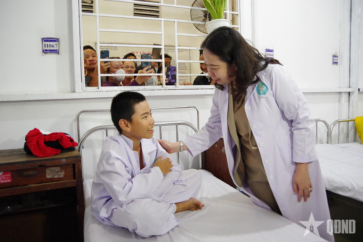 Phó chủ tịch nước Võ Thị Ánh Xuân vui Tết Trung thu cùng các em nhỏ tại Cần Thơ